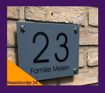 Naamborjde voordeur 24